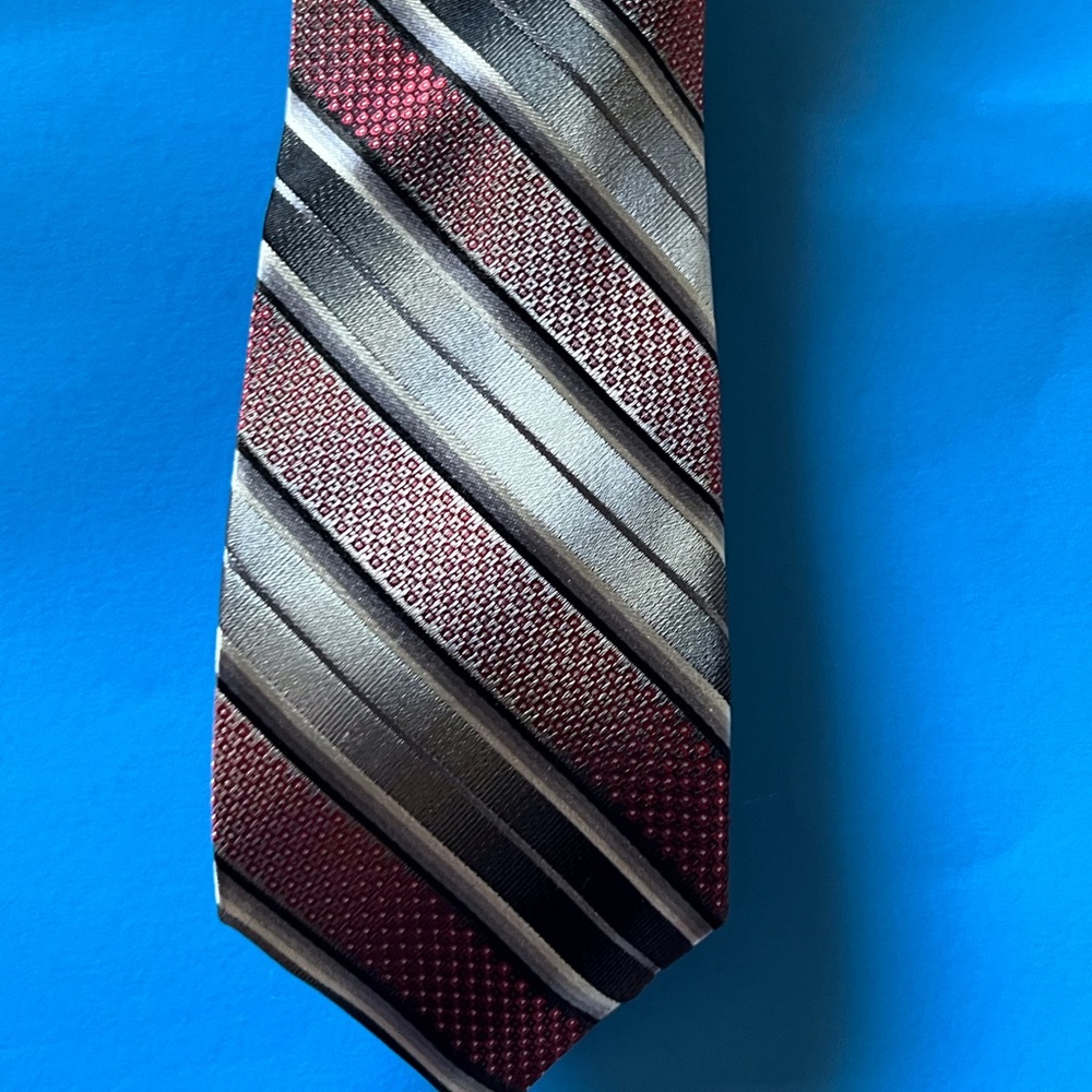 SELLING PIERRE CARDIN TIE FOR MEN SIZE 58” LONG COLOR GRAY/RED STRIPED USED